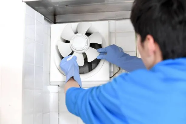 دليلك لاختيار وتركيب مروحة شفط مطبخ بنظام الدكت 3 خطوات تنظيف مروحة شفط المطبخ