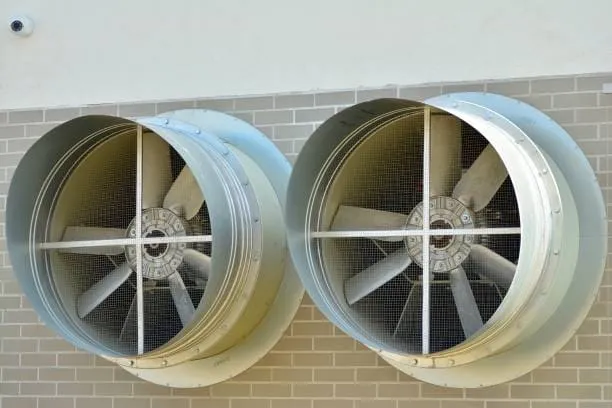 مروحة شفط جدارية: كيف تختار الخامة والمقاس المناسب؟ 1 أهمية تركيب مراوح شفط جدارية في منازل الكويت