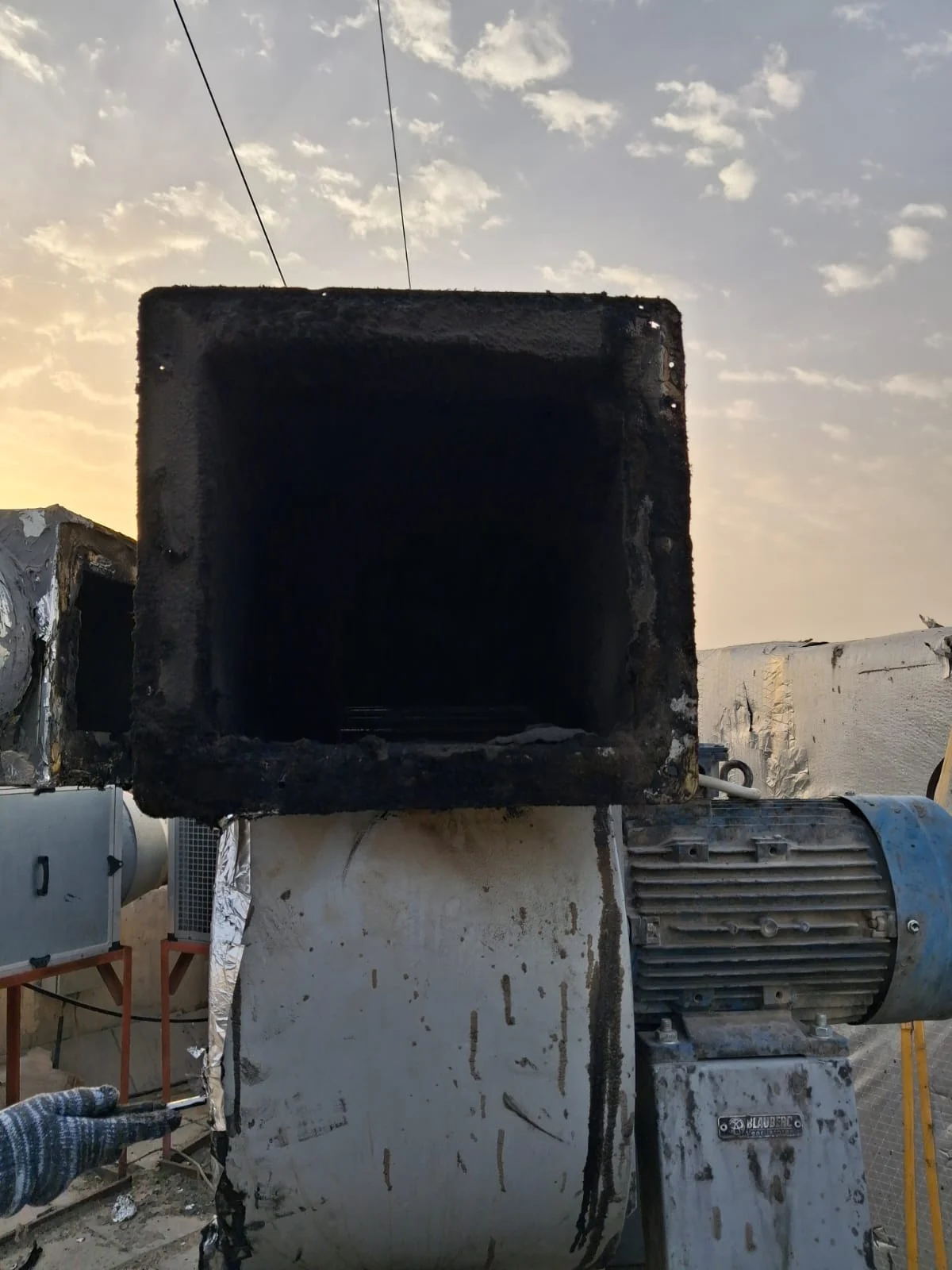 تنظيف وصيانة وقائية لمروحة تهوية قسم المشويات – مطعم في الكويت (2)