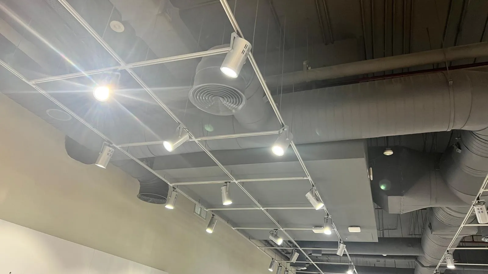 Insulated Circular HVAC Ductwork for a Commercial Tower Office – Kuwait — تركيب دكت تكييف دائري معزول لمكتب في برج تجاري – الكويت