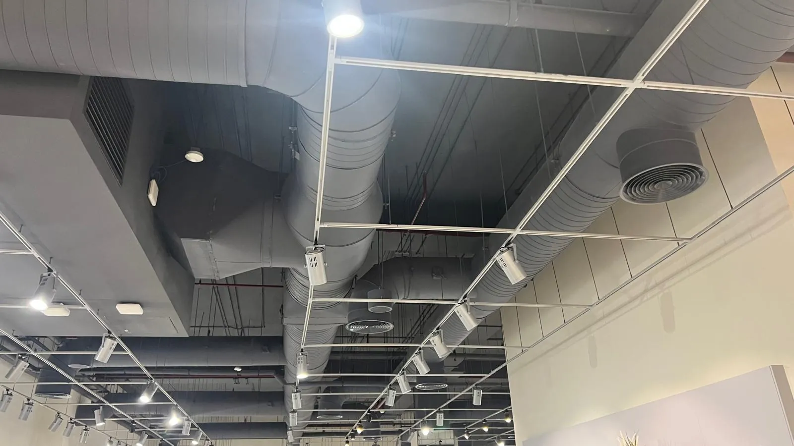 Insulated Circular HVAC Ductwork for a Commercial Tower Office – Kuwait — تركيب دكت تكييف دائري معزول لمكتب في برج تجاري – الكويت