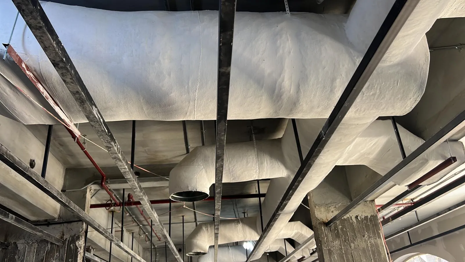 Insulated Circular HVAC Ductwork for a Commercial Tower Office – Kuwait — تركيب دكت تكييف دائري معزول لمكتب في برج تجاري – الكويت