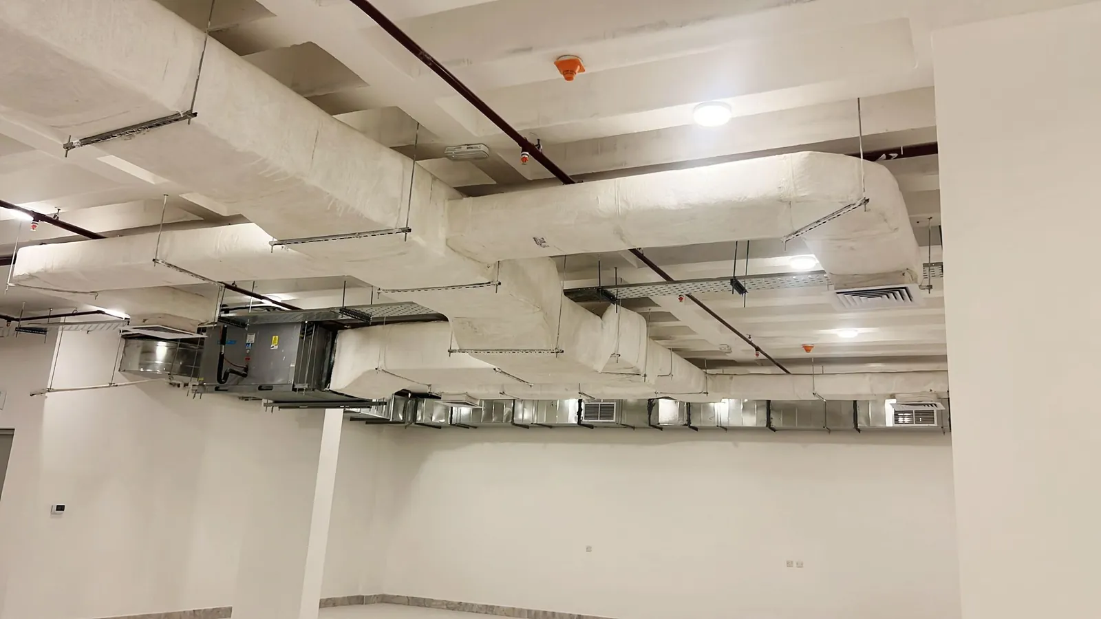 Rectangular HVAC Ductwork & Cassette Units for a Large Commercial Building – Kuwait — تركيب دكت مستطيل ووحدات كاسيت لمبنى تجاري كبير – الكويت