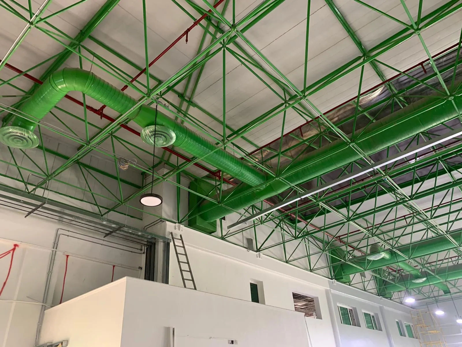 Exposed Circular HVAC Ductwork for an Entertainment Hall – Kuwait — تركيب دكت تكييف دائري مكشوف لصالة ترفيهية – الكويت