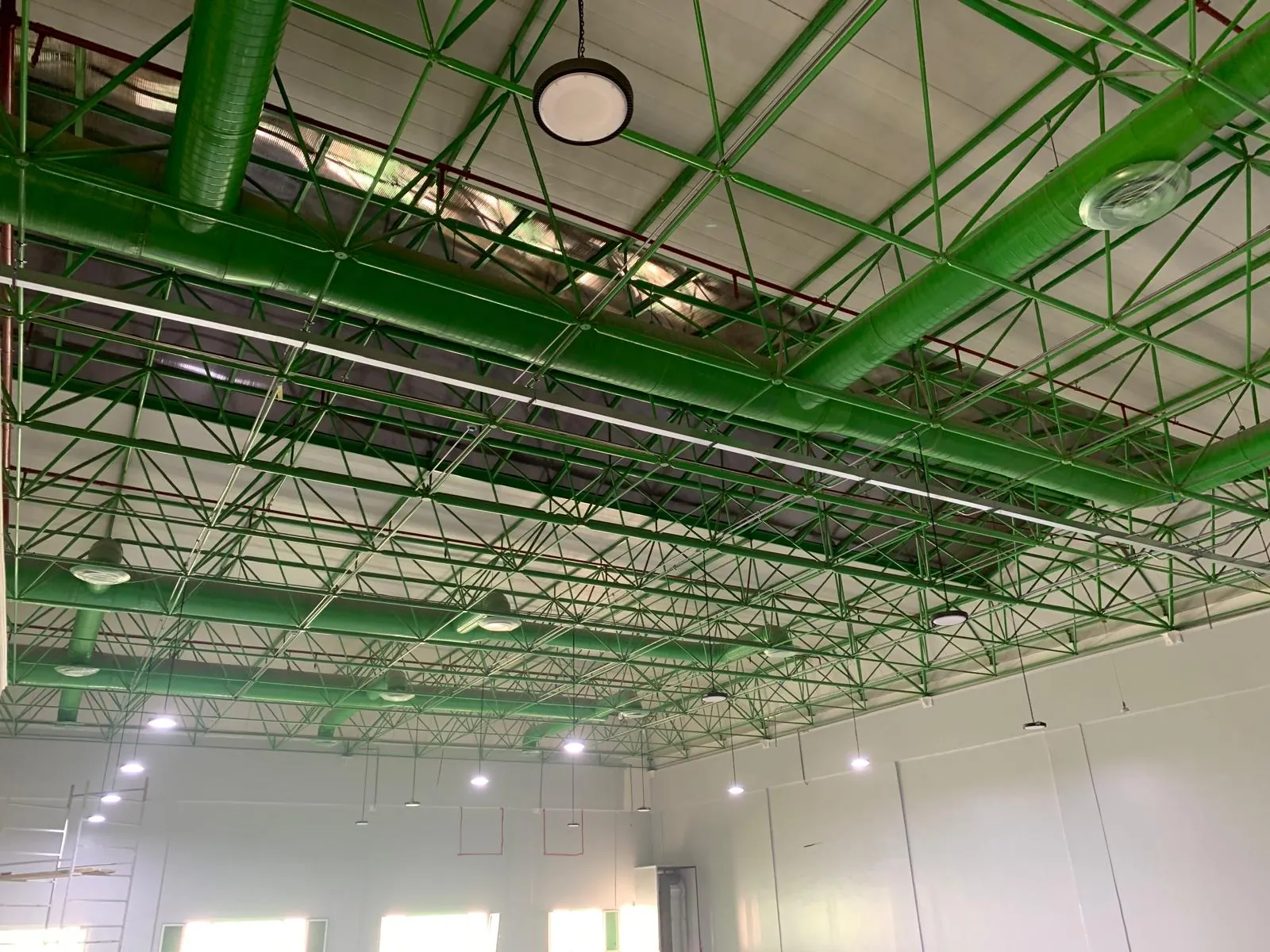 Exposed Circular HVAC Ductwork for an Entertainment Hall – Kuwait — تركيب دكت تكييف دائري مكشوف لصالة ترفيهية – الكويت