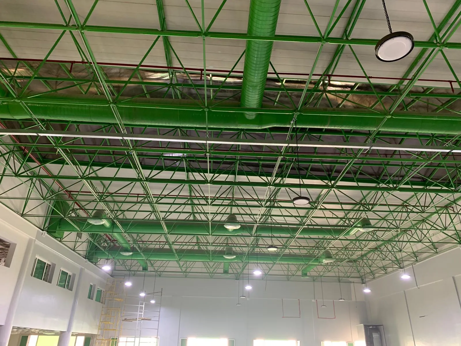 Exposed Circular HVAC Ductwork for an Entertainment Hall – Kuwait — تركيب دكت تكييف دائري مكشوف لصالة ترفيهية – الكويت