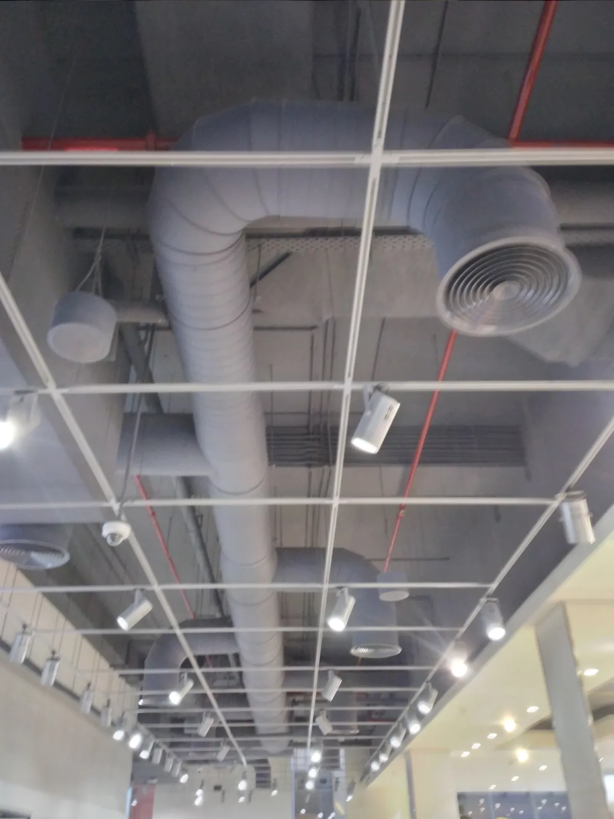Large Circular HVAC Ductwork for a Fashion Retail Complex – Kuwait — تركيب شبكة دكت تكييف دائري لمجمع أزياء تجاري – الكويت