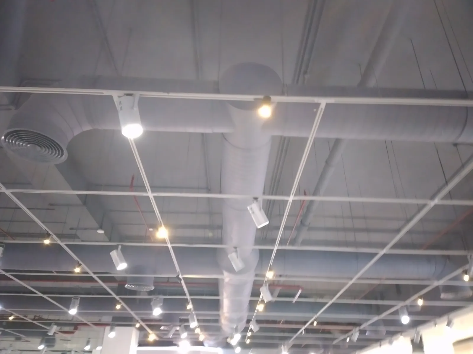 Large Circular HVAC Ductwork for a Fashion Retail Complex – Kuwait — تركيب شبكة دكت تكييف دائري لمجمع أزياء تجاري – الكويت