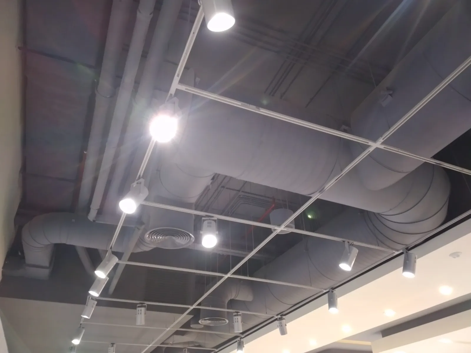 Large Circular HVAC Ductwork for a Fashion Retail Complex – Kuwait — تركيب شبكة دكت تكييف دائري لمجمع أزياء تجاري – الكويت