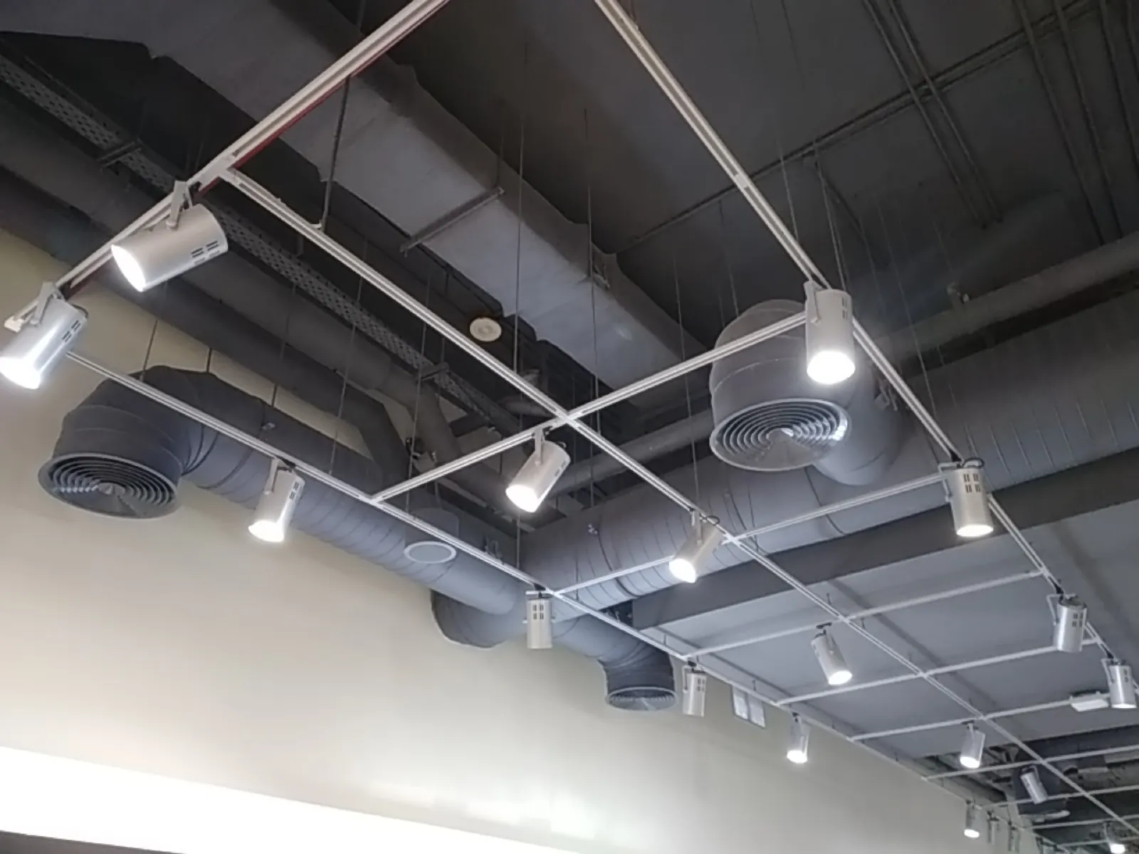 Large Circular HVAC Ductwork for a Fashion Retail Complex – Kuwait — تركيب شبكة دكت تكييف دائري لمجمع أزياء تجاري – الكويت