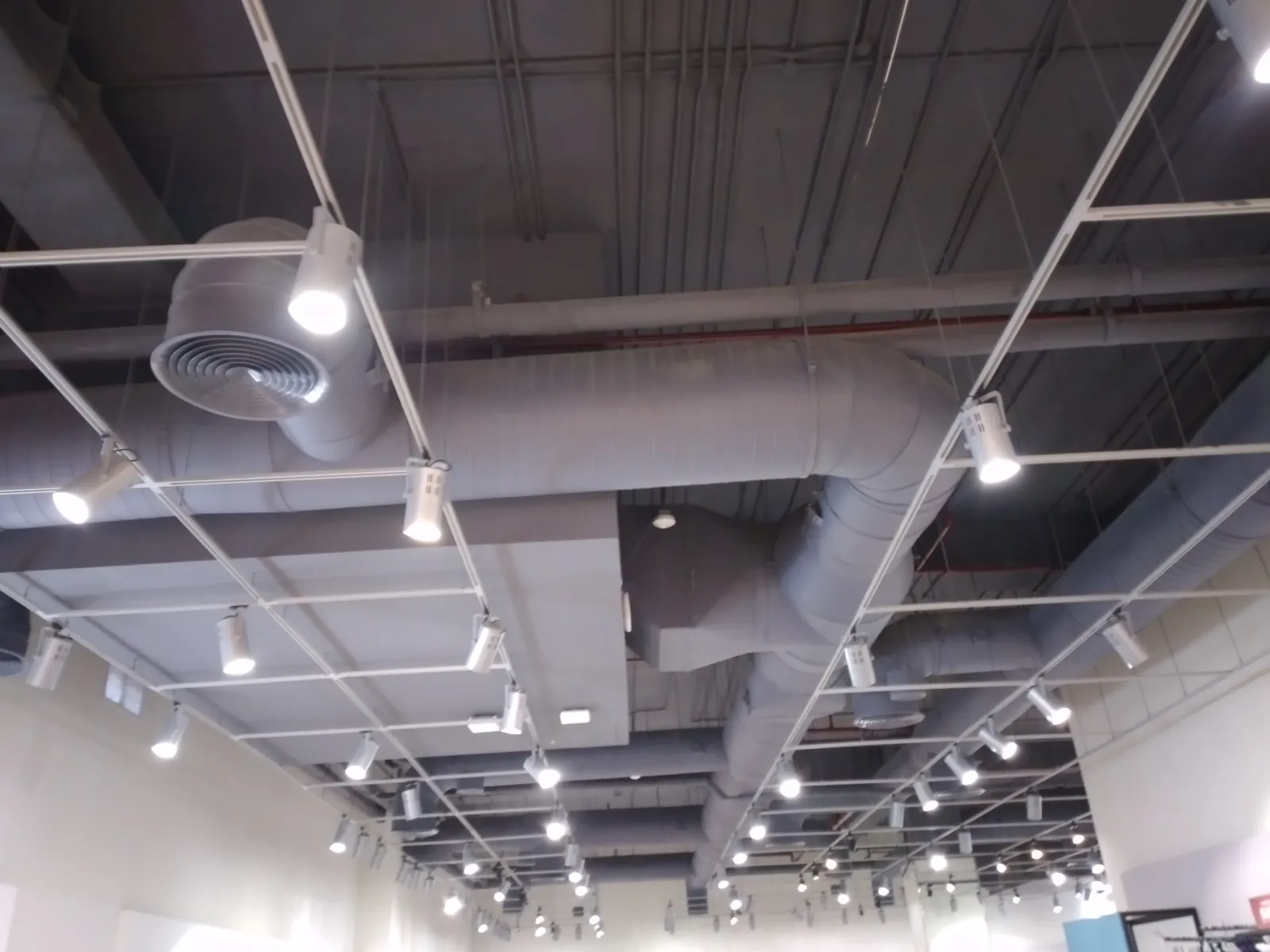 Large Circular HVAC Ductwork for a Fashion Retail Complex – Kuwait — تركيب شبكة دكت تكييف دائري لمجمع أزياء تجاري – الكويت