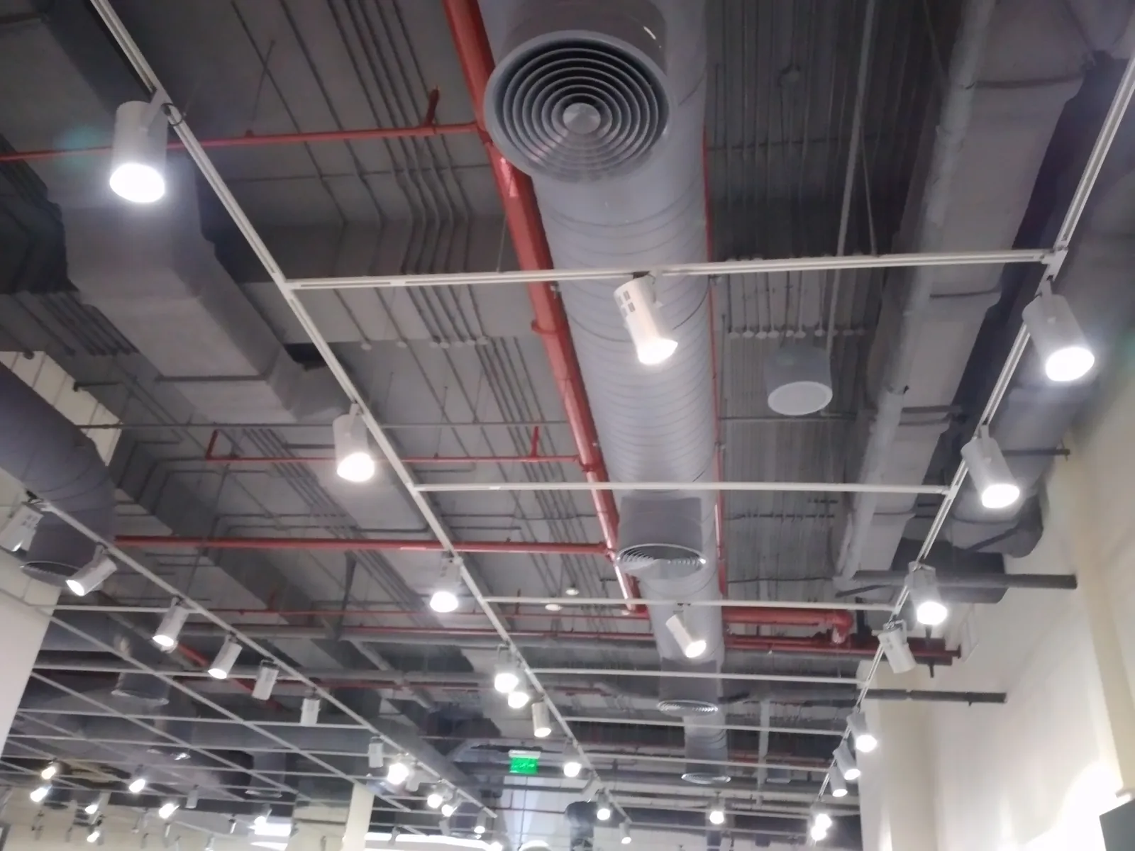 Large Circular HVAC Ductwork for a Fashion Retail Complex – Kuwait — تركيب شبكة دكت تكييف دائري لمجمع أزياء تجاري – الكويت