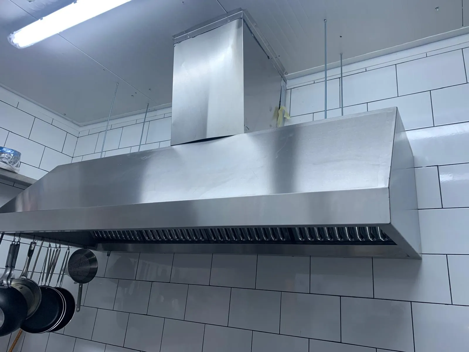 Kitchen Hood & Ventilation System for a Restaurant at The Avenues – Shuwaikh — تركيب شفاط مطبخ ومنظومة تهوية لمطعم في مجمع الأفنيوس – الشويخ