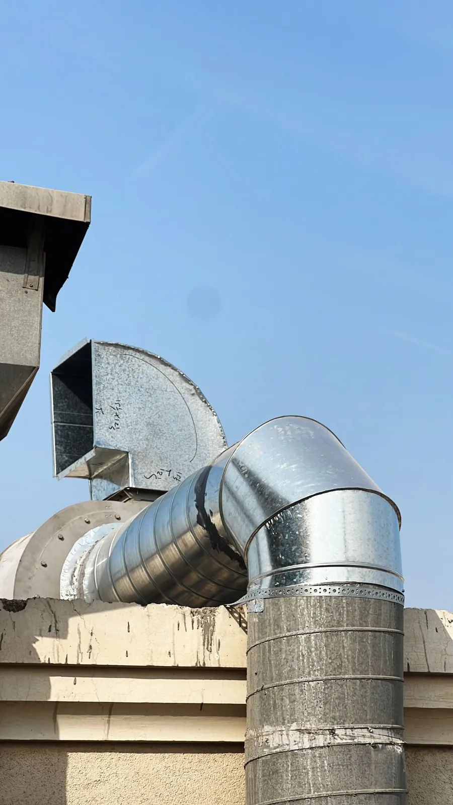 ALPA CEF-N Exhaust Fan Installation for Restaurant Ventilation – Kuwait — تركيب مروحة ALPA CEF-N لتهوية مطبخ مطعم تجاري – الكويت
